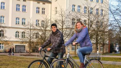 Bild: Wiesel/OTH Amberg-Weiden/exb
Drahtesel zu vermieten: Stefan Stiegler (links) von der Studierendenvertretung und Annabelle Wolff, Leiterin des International Office, haben Fahrräder für Studierende aus dem Ausland organisiert.