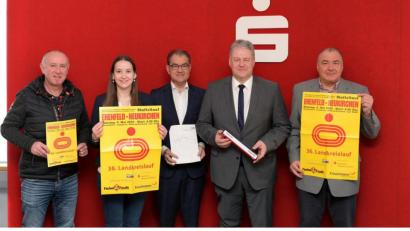 Bild: ref
Bei der offiziellen Präsentation des Landkreislaufes 2020 (von links): Streckenchef Erich Dömel, Sohpie Ibler, Sportbeauftragte am Landratsamt, Dieter Meier, Vorstandsvorsitzender der Sparkasse Amberg-Sulzbach, Landrat Richard Reisinger und Robert Graf, Leiter der Sportförderung des Landkreises Amberg-Sulzbach.