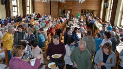 Bild: jr
Vollbesetzt war am Sonntag beim Fastenessen der Pfarrei St. Jakob der große Saal des Josefsheims. 15 ehrenamtliche Helfer kümmerten sich um das leibliche Wohl ihrer Gäste.