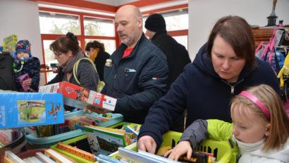 Bild: dob
Sophia (rechts) kommt mit Mama Martina, um in der Bücherkiste Interessantes zum Schmökern auszukramen. Andere Kunden interessieren sich vielmehr um Gesellschaftsspiele.