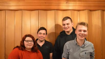 Bild: exb
Der Vorstand der neu gegründeten Kirwagemeinschaft (von links): Julia Weiß (Schriftführerin), Martin Weiß (2.Vorsitzender), Felix Ehbauer (Kassier) sowie Vorsitzender Moritz Koberstein.