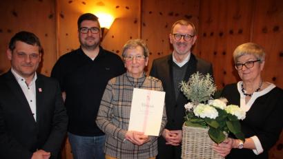 Bild: kro
Für 60 Jahre Treue zur KAB wurde Josefine Bauer (Mitte) geehrt. Dazu gratulierten (von links) Diözesansekretär Markus Nickl und Vorsitzender Dominik Sirtl sowie (von rechts) Vorsitzende Gudrun Sirtl und Präses Thomas Vogl.