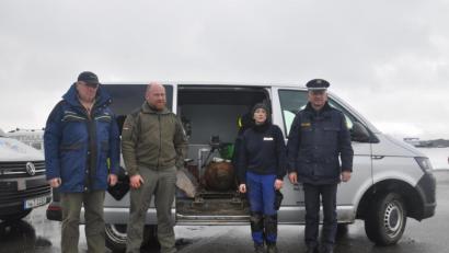 Bild: rti
Die entschärfte Bombe ist sicher im Wagen des Kampfmittelräumdienstes Tauber verwahrt. Von links: Andreas Heil, Betriebsbeauftragter für Kampfmittelbeseitigung, Sprengmeister Torsten Thienert, Sprengmeisterin Bettina Jurga und PI-Chef Werner Schönfelder.