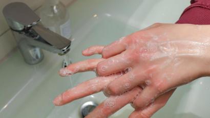 Bild: Patrick Pleul/dpa
Handhygiene­ gehört in Zeiten von Coronavirus und Influenza zu den wichtigsten Präventions­maßnahmen. Mindestens 20 bis 30 Sekunden die Hände mit Seife wachen. Dabei Handrücken, Daumen und Fingerzwischenräume nicht vergessen.