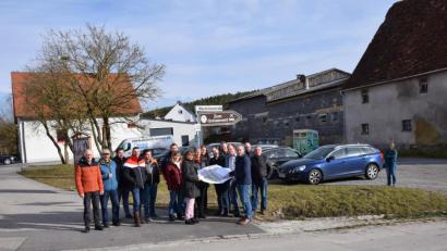 Bild: bö
Neben dem Feuerwehrgerätehaus wird noch heuer der Beginn eines Dorfplatzes als Multifunktionsplatz begonnen. Zu einer Objektbesichtigung hatten sich die Mitglieder des CSU-Ortsverbandes Rieden-Vilshofen zusammen mit den Kandidaten sowie Bürgermeister Erwin Geitner dort getroffen.