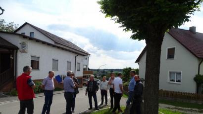 Bild: Houschka
Wenn es nach dem Gemeinderat gehen würde, könnte die neue Bushaltestelle gegenüber des Gasthauses Hellerbrand stehen. Die Polizei sieht das anders.