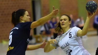 Bild: A. Schwarzmeier
Tamara Hauer (rechts, Szene aus der Partie gegen die HSG Nabburg/Schwarzenfeld) und die Handballerinnen des HC Weiden unterlagen der SG Mintraching/Neutraubling mit 25:30.