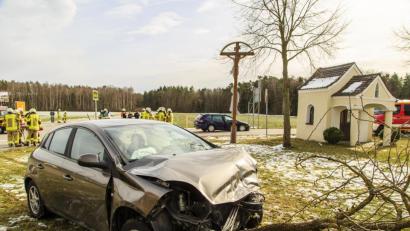 Bild: Hösamer
Der Fahrer eines Passat (im Hintergrund) übersah an der Freihölser Kreuzung den Fiat einer 39-Jährigen. Vier Menschen, darunter ein Säugling, wurden bei dem Unfall am Samstag leicht verletzt.