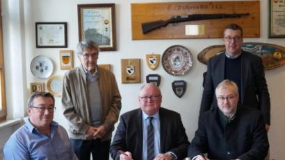 Bild: weu
Bürgermeister Heinz Weigl (Mitte) freut sich gemeinsam mit den Fraktionsvertretern Josef Lohrer und Christian Schneider (rechts) sowie Kämmerer Michael Hösl (links) über die Übernahme der Trägerschaft des neuen Kindergartens durch das BRK. Den Vertrag unterzeichnete Kreisgeschäftsführer Otto-Josef Langenhan (vorne, rechts).