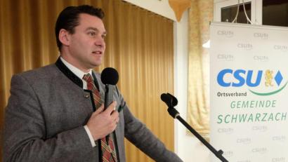 Bild: ohr
Im Landkreis Schwandorf beträgt die Arbeitslosenquote drei Prozent. Das bedeutet Vollbeschäftigung, merkt Landrat Thomas Ebeling beim traditionellen Ripperlessen des CSU Ortsverbandes Schwarzach zur Wahlauftaktveranstaltung in der Waldschenke an.