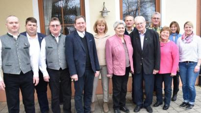 Bild: no
Bei der Gratulationscour (von links): Clemens Lindner (MGV Illschwang), Bürgermeister Dieter Dehling, Hermann Weiß (MGV Illschwang), Pfarrer Konrad Willi, Marianne Metzner (Imkerverein Vilseck), Gertrud Hüttner, Richard Schecklmann (Imker-Bezirksvorsitzender Oberpfalz), Michael Hüttner, Helmut Heuberger (Bienenzuchtverein Sulzbach-Rosenberg), Gerda Ibler und Inge Eichenseer (Katholischer Frauenbund Illschwang) sowie Nadine Dehling (OGV Angfeld).