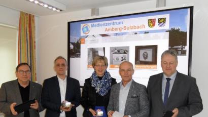 Bild: Robert Graf
Termin im Medienzentrum (von links): dessen Leiter Hans-Peter Lang, Jörg Gebert, Schulamtsdirektorin Beatrix Hilburger, stellvertretender Medienzentrumsleiter Werner Winter sowie Landrat Richard Reisinger.