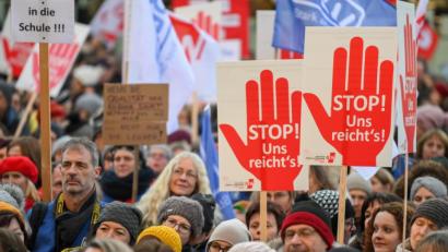 Archivbild: Nicolas Armer/dpa
Die Wut der Lehrerinnen und Lehrer entlädt sich auf der Straße, wie hier Anfang Februar in Nürnberg.