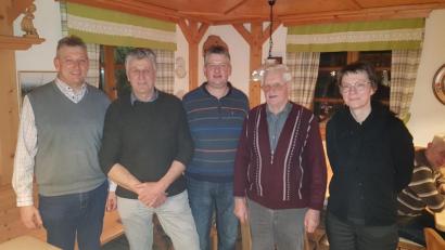 Bild: Markus Scharnagl/exb
Neuwahlen gab es beim Kapellenverein Querenbach. Im Bild (von links) Stadtrat und Wahlleiter Markus Scharnagl, Vorsitzender Hermann Döllinger, Zweiter Vorsitzender Hubert Scharnagl, Kassier Arnold Scharnagl und Schriftführerin Sonja Hart-Böhm.