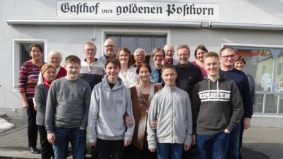 Bild: bk
Elfriede Luber, vorne inmitten der vier Enkel, lässt sich nicht unterkriegen und hält die Familie zusammen.