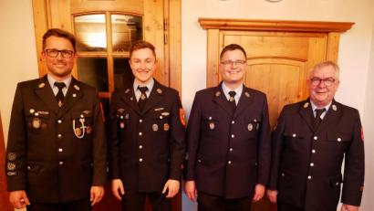 Bild: flm
René Friedrich (Zweiter von links) ist neuer stellvertretender Vorsitzender, Michael Dietl (Zweiter von rechts) neuer Zeugwart. Vorsitzender Dr. Wolfgang Fortelny (rechts) und Kommandant Tobias Tippmann (links) gratulierten. Der ebenfalls gewählte Sebastian Koch fehlte erkrankt.