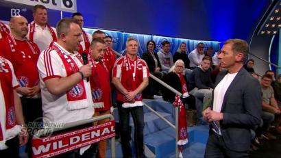 Bild: mr
Sport-Moderator Markus Othmer (rechts) in Gespräch mit Marcus Fritsch (Dritter von links), dem Chef des Bayern-Fanclubs in Wildenau (Kreis Tirschenreuth).