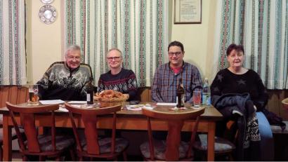 Bild: bsc
Bei einer SPD-Informationsversammlung in der Gaststätte „Sporn“ forderten (von links) Dieter Schraml, SPD-Vorsitzender Christian Bischof, Jürgen Kraus und Petra Janker-Kraus Transparenz und mehr Dialog mit den Bürgern seitens der Gemeinde.