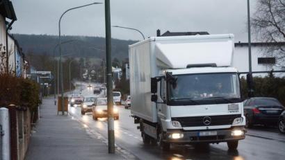 Bild: Gabi Schönberger
Ein Laster noch von der leichteren Sorte. Zu schaffen macht den Anwohnern in der Vohenstraußer Straße der ständig steigende Verkehr, darunter viele schwere Lastwagen. Der Weiterbau der Südost-Tangente vom Butterhof nach Tröglersricht könnte ihre Probleme lösen.