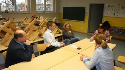 Bild: exb
Gabi Fraunholz (hinten, rechts), Gründerin und Vorsitzende des Vereins "Hängematte", informiert Vertreter der FWG Vorbach/Oberbibrach/Höflas über die täglichen Herausforderungen in der Offenen Ganztagsschule.