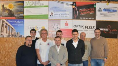 Bild: exb
Alter Vorsitzender Harald Bäumler, 2. Bürgermeister Uli Münchmeier, Neuer Vorstand Alfons Raab (dritter von links), daneben Valentin Forster (Kassenprüfer neu) davor Thomas Kreisl Kassier (alt), Thomas Schieder (2. Vorsitzender neu) Thomas Groß und Stadtrat Josef Maier (Wahlleiter).