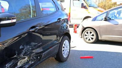 Bild: jma
Die beiden verunfallten Fahrzeuge im Kreuzungsbereich