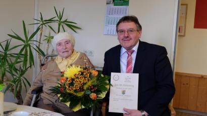 Bild: Stefanie Gradl
Bürgermeister Hans-Martin Schertl überbringt der Jubilarin Emma Nosik die Glückwünsche der Stadt Vilseck zum 85. Geburtstag.