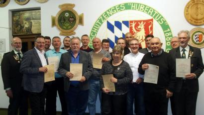 Bild: mor
Schützenmeister Bernhard Ott (links), Bürgermeister Edgar Knobloch und stellvertretender Gauschützenmeister Thomas Buch ehrten treue Mitglieder der Grafenwöhrer Hubertus-Schützen für 20-, 25-, 30-, 40- und 50-jährige Vereinszugehörigkeit.
