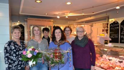 Bild: pz
Die Metzgerei „Thamanigl“ hat jetzt Birgit Schampera-Platzer von der bisherigen Inhaberin Gisela Malzer übernommen . Die neue Chefin führt das Geschäft zusammen mit dem bewährten Team weiter. Im Bild: (von links) Patricia Mickisch, Birgit Schampera-Platzer, Bobina Schnurrer, Gisela Malzer, Maria Schleicher und Beate Riolfi.