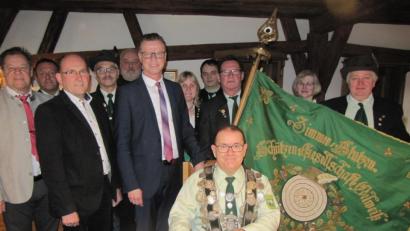 Bild: fg
Wolfgang Borisch (vorne, Mitte) trägt sich geschmückt mit der Kette des Landesschützenkönigs ins Goldene Buch der Stadt Hirschau ein. Es gratulieren ihm Meisterschütze Wolfgang Borisch (vorne, Mitte) trägt sich – geschmückt mit der Kette des Landesschützenkönigs – ins Goldene Buch der Stadt Hirschau ein. Es gratulieren ihm (von links): Dritter Bürgermeister Peter Leitsoni, Zweiter Spartenleiter Norbert Kummert, Zweiter Bürgermeister Josef Birner, Zweiter Gauschützenmeister Ralf Hergeth, Schützenmeister Günter Heidl, Bürgermeister Hermann Falk, Dritte Schützenmeisterin Johanna Bauer, Johannes Bauer, Zweiter Schützenmeister Richard Schwarz, Erika Borisch und Werner Bauer.