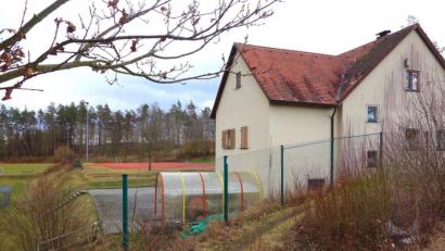 Bild: fjo
Ein dringlicher Sanierungsbedarf an Dach und Fassade des DJK-Sportheims kommte bei der Jahreshauptversammlung zur Sprache.