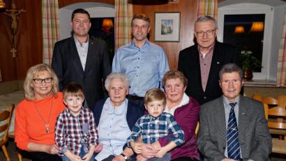 Bild: tu
Berta Meier (Mitte) mit ihren beiden Töchtern, Bürgermeister Rainer Rewitzer, der Abordnung des VdK-Ortsverbandes und mit drei Angehörigen der mir ihr befreundeten Familie Helmut Haberkorn.