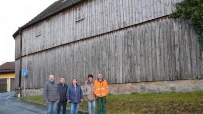 Bild: Lowak
Gleißenthal bekommt ein Gemeinschaftshaus. Josef und Gabi Hecht (von rechts) stellen dafür einen alten Stall zur Verfügung. Darüber freuen sich auch Thomas Wilhelm, Bürgermeister Karlheinz Budnik und Sandra Fütterer vom Ortsverschönerungsverein.