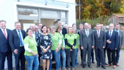 Bild: jp
Zahlreiche Ehrengäste kamen zur Einweihung der neuen Geschäftsräume von Palli-Vita in Kastl.