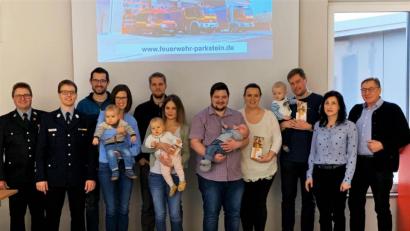Bild: exb
Kommandant Stefan Bäumler gratuliert gemeinsam mit der Bürgermeisterin Tanja Schiffmann und Vorsitzendem Hans Wittmann zum Nachwuchs und überreicht an die Familien die Rauchmelder.