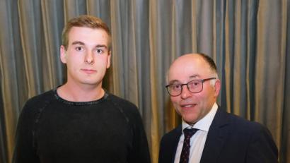 Bild: do
"Mach weiter so" hieß es für den 20-jährigen Tremmersdorfer Matthias Diepold in der Bürgerversammlung. Bürgermeister Albert Nickl würdigte mit diesen Worten den Schulbesten der Europa-Berufsschule Weiden im Ausbildungsberuf des Kfz-Mechatronikers und überreichte Dankurkunde und Gutschein