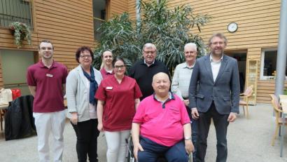 Bild: jzk
Sehr gefreut hat sich Albin Frank (sitzend) über den Besuch des Zweiten Bürgermeisters Hermann Schraml, von Siegfried Greger und Max Schönberger (von rechts). Vom Haus Falkenstein gratulierten Florian Kastner, Claudia Heier, Celine Spiersch und Sarah Hautmann (von links).