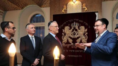 Bild: Wolfgang Steinbacher
Auf Einladung von Rabbiner Elias Dray (rechts) kam der bayerische Innenminister Joachim Herrmann (Dritter von links) am Dienstagabend nach Amberg, um die Israelitische Kultusgemeinde zu besuchen. Nach einer Besichtigung der Synagoge sprach er mit Juden über Antisemitismus und wie man diesen bekämpfen kann.