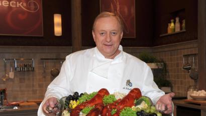 Archivbild: Ursula Düren/dpa
Der Sternekoch Alfons Schuhbeck hält eine Platte mit angerichtetem Hummer in den Händen.