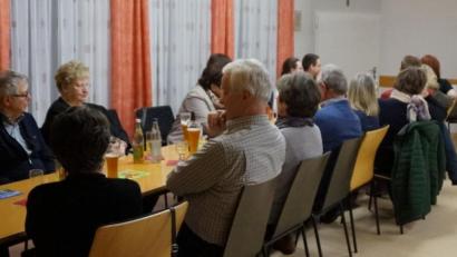 Bild: weu
Bei gutem Essen und Unterhaltung genossen die ehrenamtlichen Mitarbeiter den Helferabend. Das Pfarrerehepaar Schlinke überraschte mit einem „Talk in Church“.