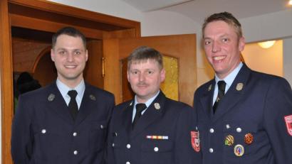 Bild: ak
Kommandant Volker Hammon (von links), Kreisbrandmeister Jürgen Küffner und Vorsitzender Sebastian Koch freuen sich über die vielen Aktivitäten der Feuerwehr Speichersdorf.