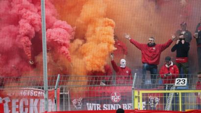 Bild: Michael Deines/dpa
Mannheim: Fußball: 3. Liga, SV Waldhof Mannheim - 1. FC Kaiserslautern, 26. Spieltag. FCK Ultras zuenden Rauchbomben zu Spielbeginn.