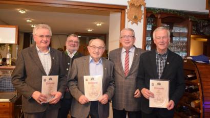 Bild: bnr
Der Bürgerverein zeichnete langjährige Mitglieder mit Urkunde und Treuenadel aus. Die Auszeichnung ging (von links) an Albert Zitzmann, Herrmann Kemptner und Anton Schopper. Dazu gratulierten Bürgermeister Armin Schärtl und Vorsitzender Karl Beer. Die weiteren Geehrten waren verhindert.