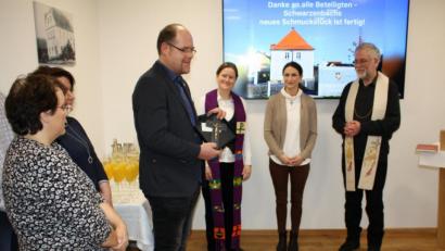Bild: bjp
Als Schmuck für das Sitzungs- und Trauungszimmer im Alten Pfarrhof erhielt Bürgermeister Thorsten Hallmann (Vierter von rechts) von Pfarrer Edmund Prechtl (rechts) ein Kruzifix. Lektorin Judith Rau und Pfarrerin Anne Utz (Zweite und Dritte von rechts) freuen sich mit.