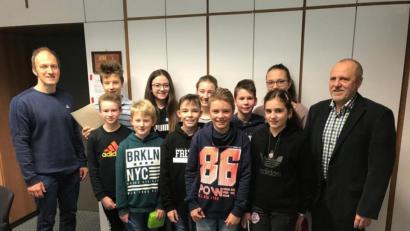 Bild: exb
Schulleiter Peter Schobert (rechts) und Ulrich Dünzl (links) als betreuende Lehrkraft freuen sich über die Leistungen der Gymnasiasten beim Landeswettbewerb Mathematik. Im Bild (vorne, von links) Florian Kleber, Max Weiß, Julian Leipold, Milan Haßler und Natalia Franco sowie (hinten, von links) Robert Gorny, Hannah König, Dana Hösl, Lukas Linhardt und Anne Dünzl.