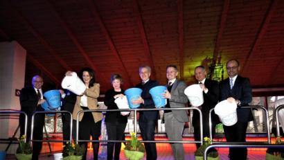 Bild: ubb
Es war die Idee von Künstlerin Susanne Neumann (3 v. li. neben Ministerin Michaela Kaniber): Mit Schwung schütteten die Ehrengäste das Muglwasser in das leere Schwimmbecken das Badehauses. Mit diesem symbolischen Akt beginnen die Bauarbeiten für ein einmaliges Kunstprojekt nahe dem Sibyllenbad.