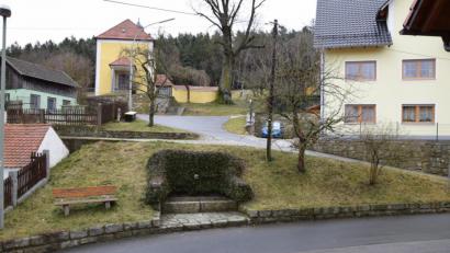 Bild: fz
Runderneuerung. Den Dorfplatz, den Brunnen und die Ortsdurchfahrt sehen die Woppenriether als zentrale Punkte für eine Dorferneueerung.
