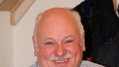 Bild: rpp
Ehrenmitglied Reinhold Meyer fordert die Gemeinde und die Grundstückseigentümer auf, ein Baugebiet in Reuth zu ermöglichen, denn nur so können Bauwillige am Ort bleiben und langfristig die Zukunft der Wehr gesichert werden.