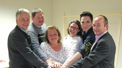 Bild: nm
Seit zwei Jahren leisten Jürgen Lugert, Jonas Meiler, Carmen Memminger, Diana Kraus und Peter Meier (von rechts) eine ausgezeichnete Arbeit für den TSV. Bürgermeister Thomas Meiler (links) gratuliert zur Wiederwahl.