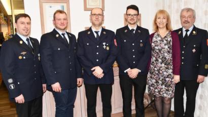 Bild: no
Führungswechsel bei der aktiven Mannschaft der Feuerwehr Sunzendorf (von links): Vorsitzender Norbert Pöllinger, der scheidende Kommandant Sebastian Kagermeier, sein Nachfolger Eduard Bär, dessen Vize Tobias Kaspar, Bürgermeisterin Brigitte Bachmann und Kreisbrandrat Fredi Weiß.